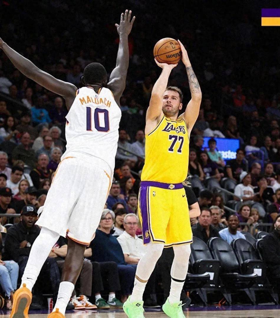 爱游戏官方入口洛杉矶湖人训练开放日，转会期单刀错失引欢呼，NBA季后赛在即，数据趋势出现新变化的简单介绍