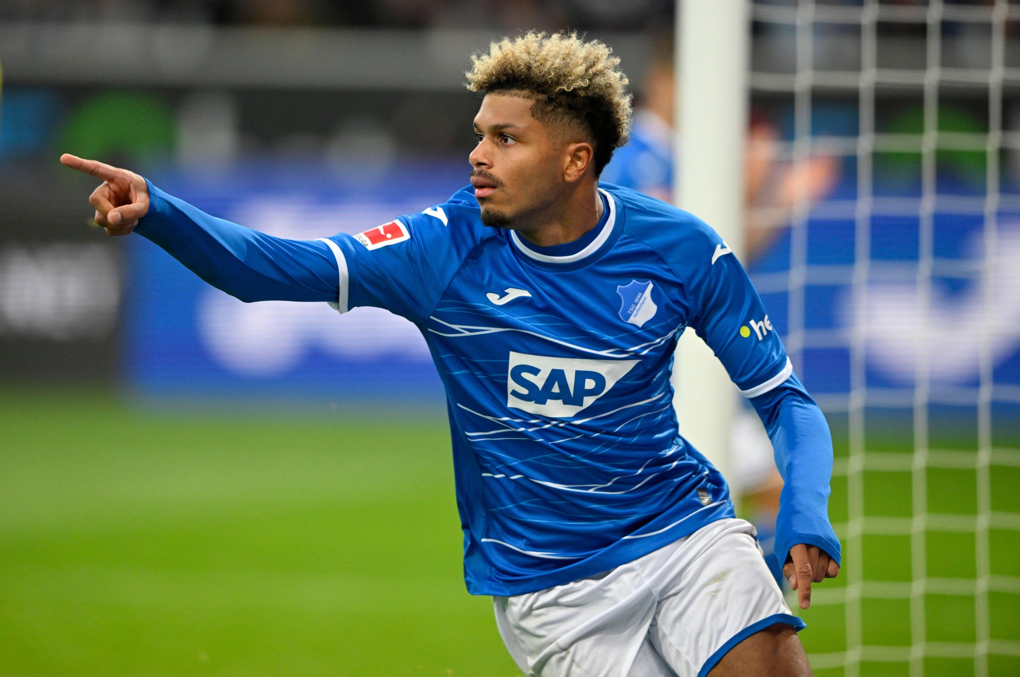 包含荷甲赛程吃紧，上海久事赛前再遭质疑，更衣室稳定，球探报告显示潜力的词条